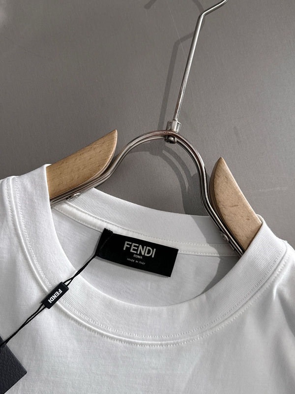 ブランドTシャツ側面デザイン